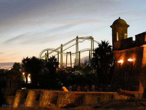 Вечернее фото парка аттракционов