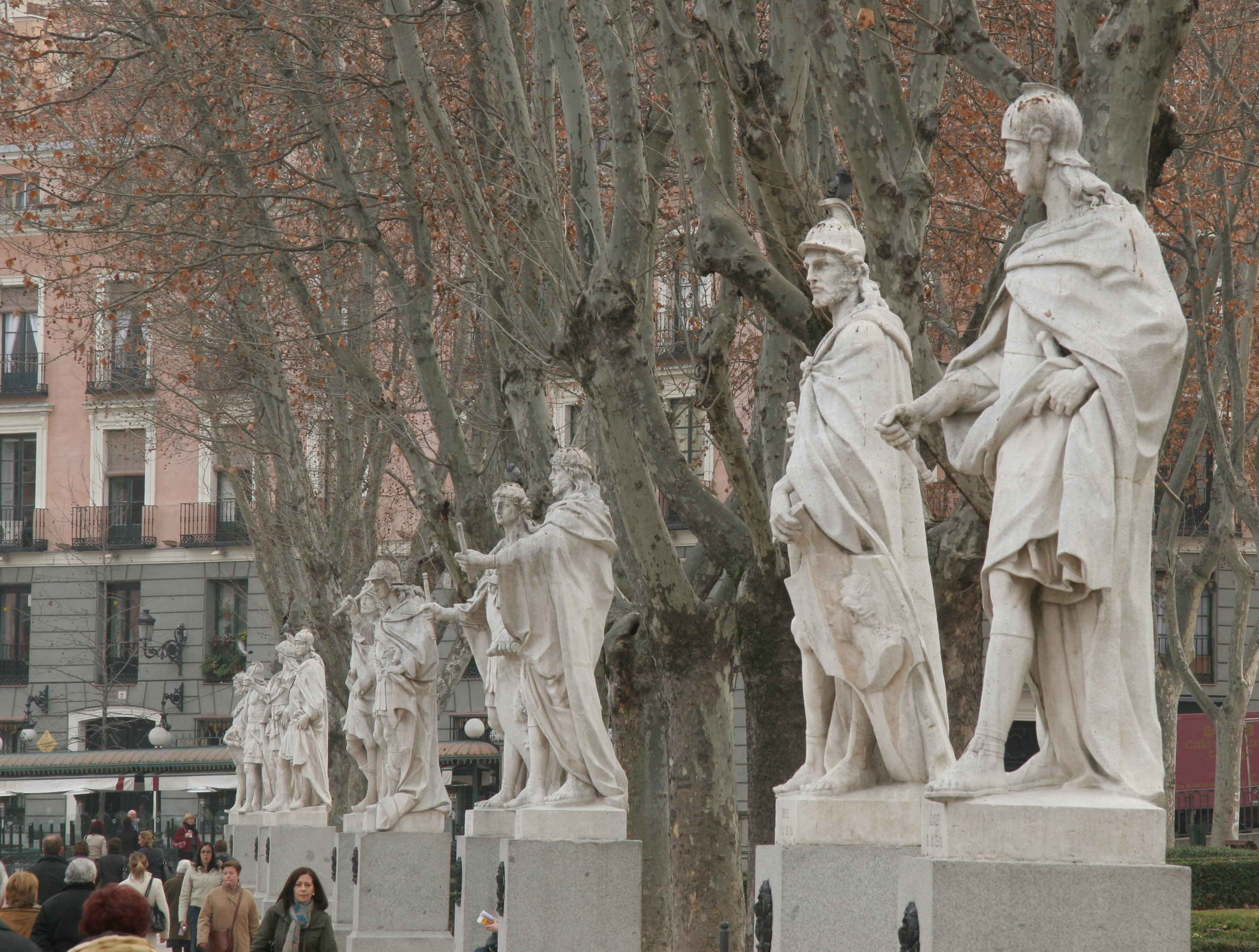 Plaza de Oriente Madrid статуи королей