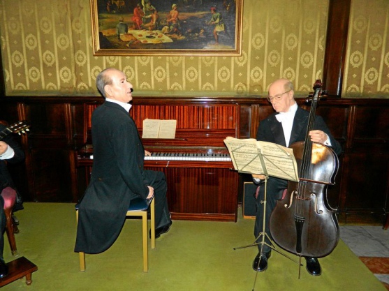 Музыканты в музее восковых фигур в Барселоне
