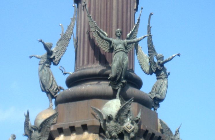 Скульптуры на памятнике Колумбу 1