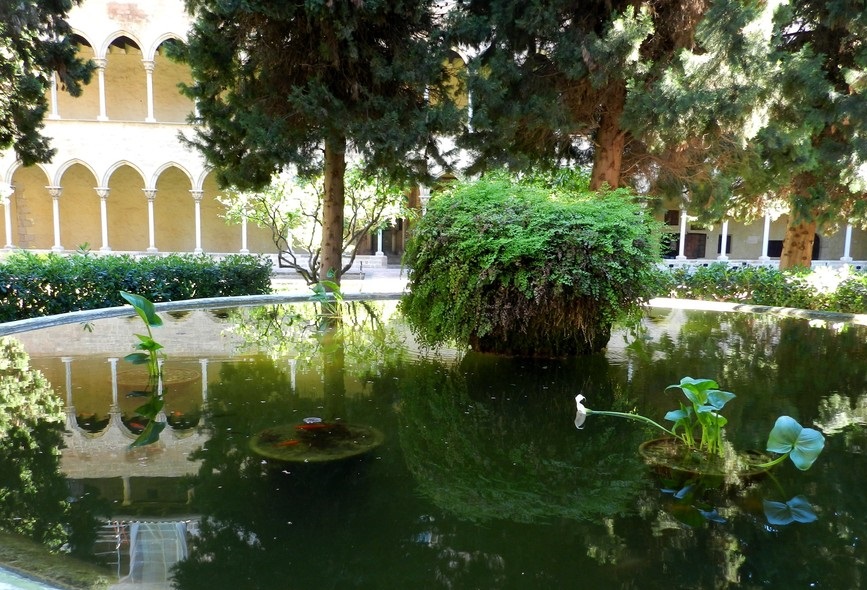 Озеро (пруд) в саду монастыря Педральбес