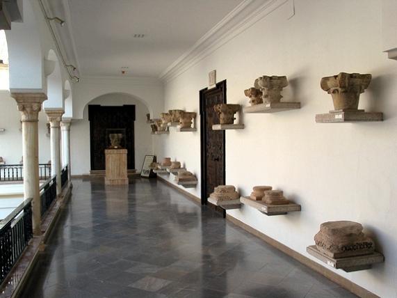 Экспонаты музея археологии