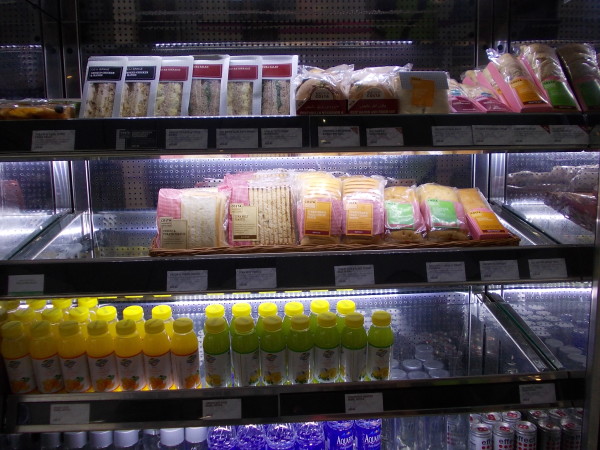 Сендвичи и вода в Дубайском терминале, цены